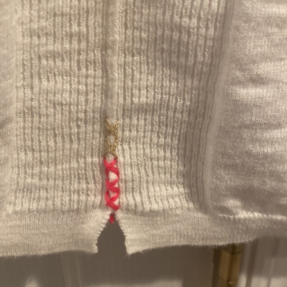 Label+Thread white vee top. - Picture 4 of 4